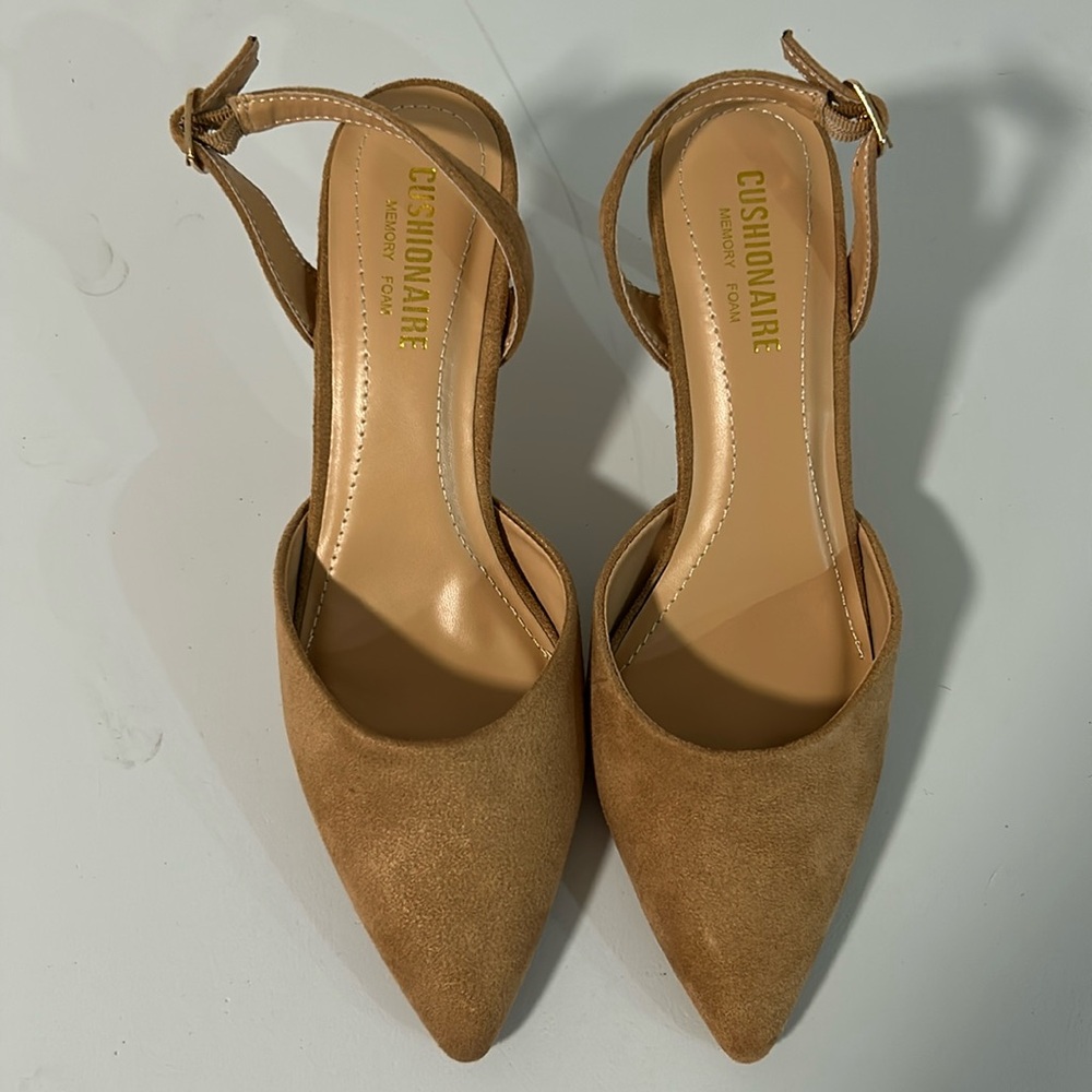 Women’s Cusionaire Memory Foam Tan Heels Size 8